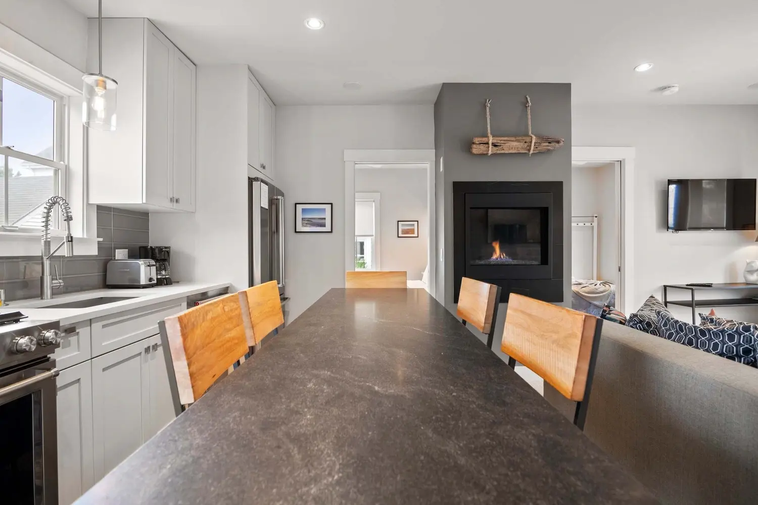 Photo 4 of Del Mar #11102 - Modern, Private Patio, Walk to Town!