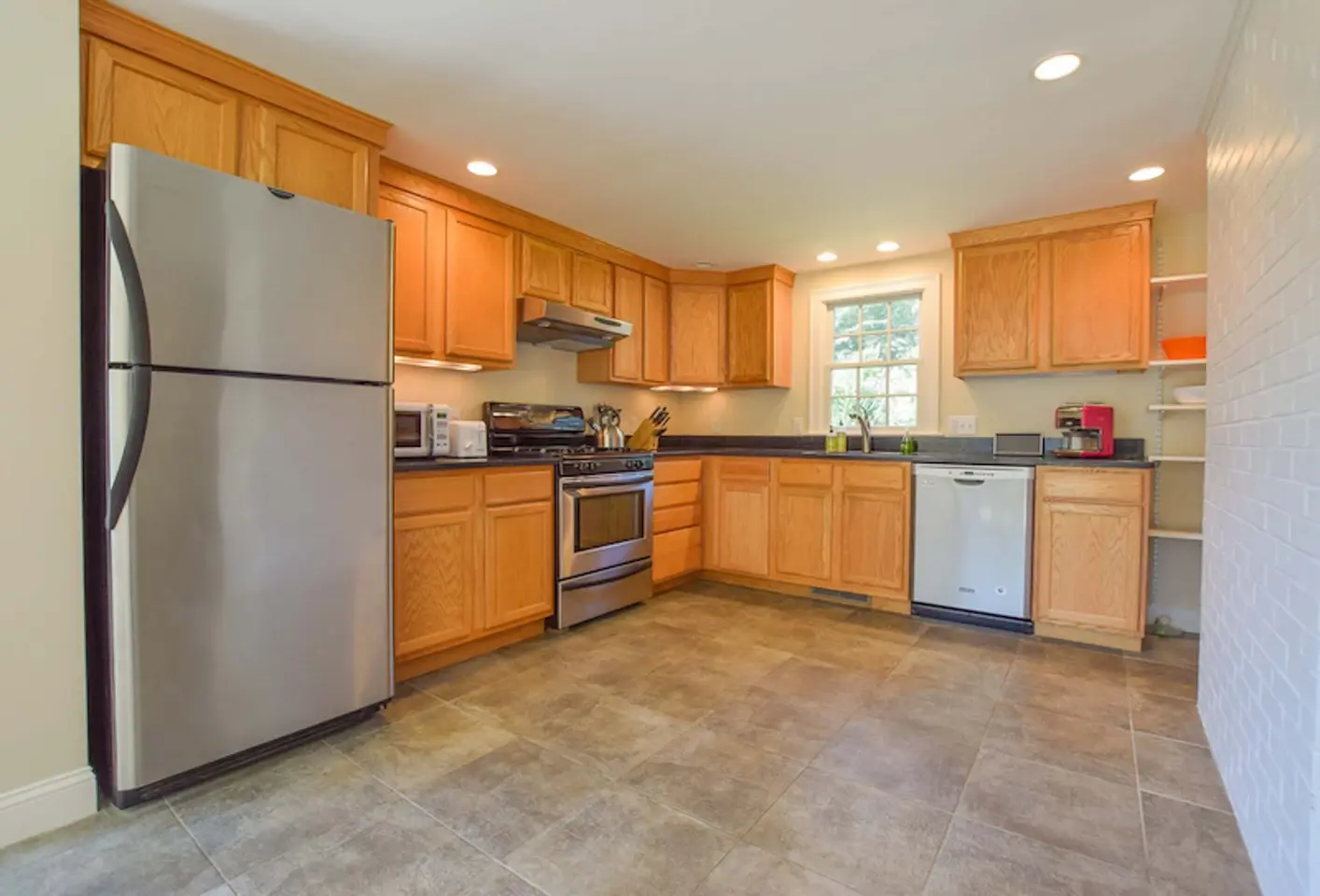 Photo 8 of Del Mar #15504 - 1 min drive to Rock Harbor, 2 min to Town!